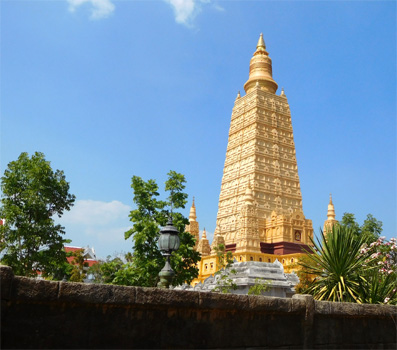 Tempel im Neo-Khmer(?)-Stil, N   8.526498° E 98.719899°.